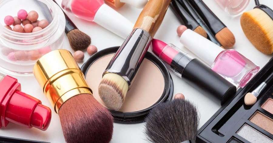 Uso de cosméticos em crianças pode desregular hormônios e provocar puberdade precoce