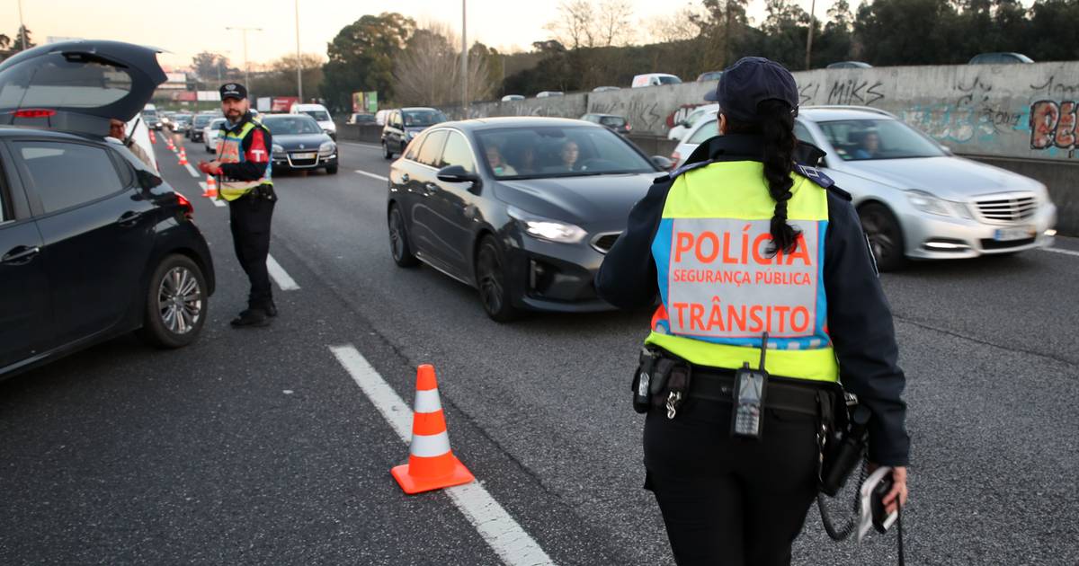 PSP detém homem apanhado a conduzir sem carta pela 15.ª vez