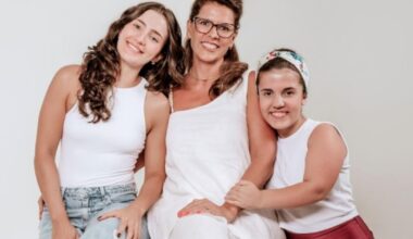 Professora de Passo Fundo lança livro sobre maternidade e superação ao lado de filha com nanismo 