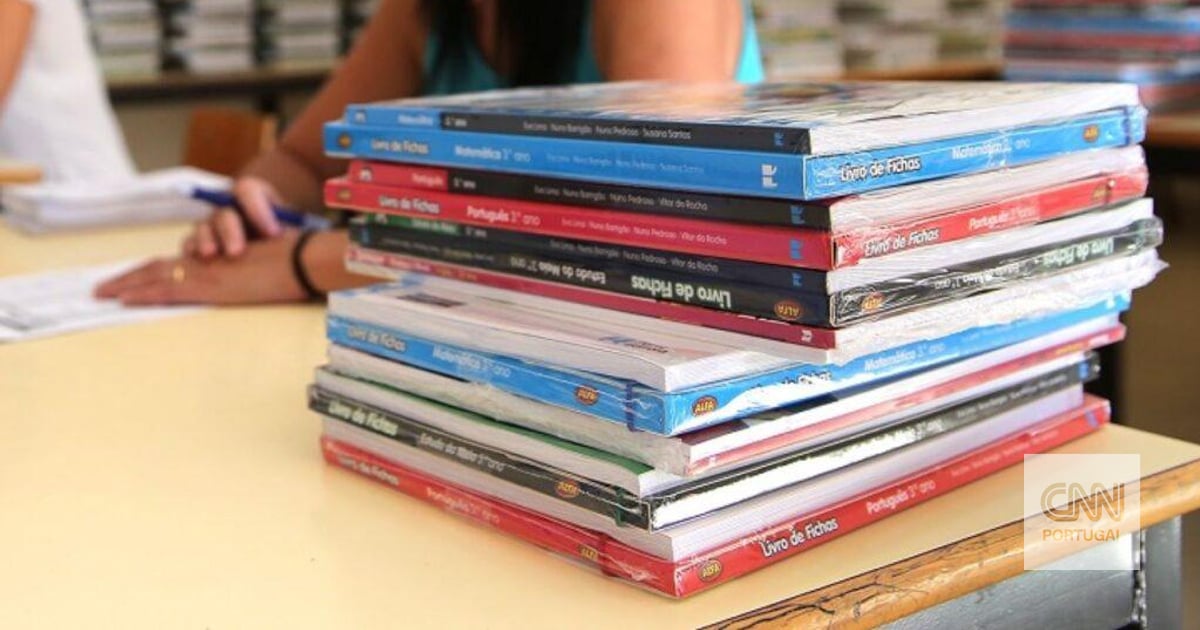 Alunos do 3.º ciclo e secundário isentos de devolver logo todos os manuais
