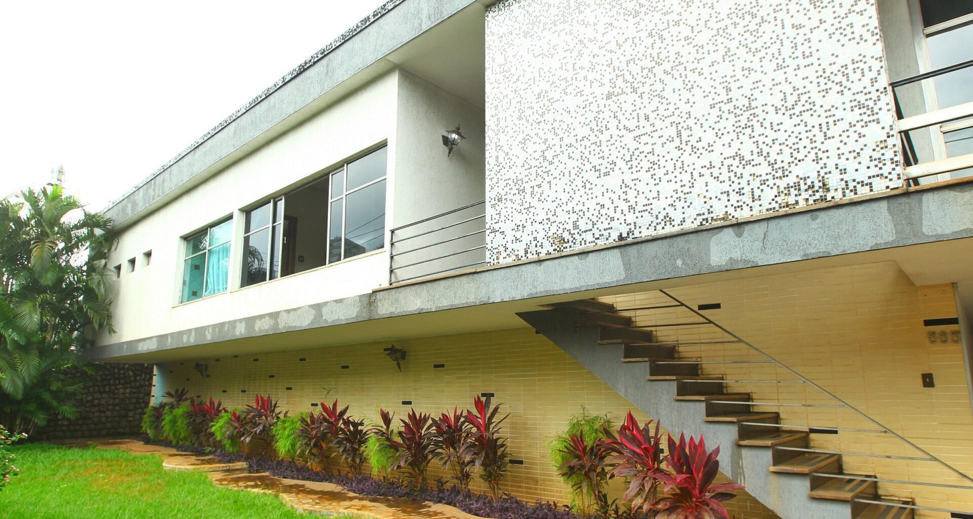 Casa de Bariani Ortencio colocada à venda foi projetada pelo mesmo arquiteto responsável pelo Parque Mutirama - O Popular