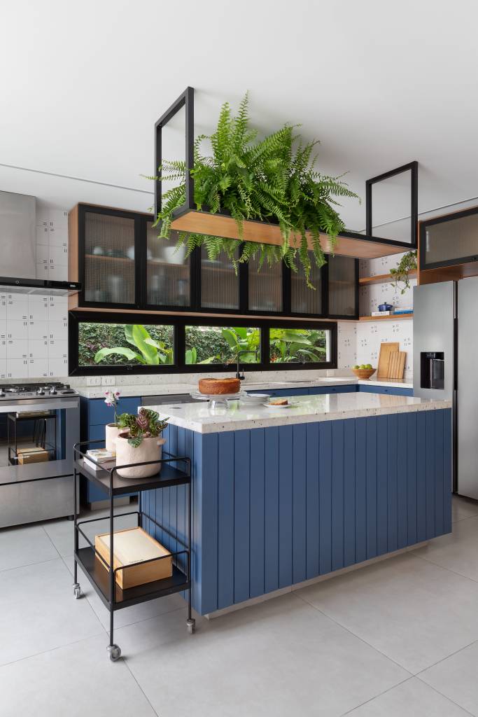Charmosa casa para família de 5 filhos tem teto de lambri e piso de tábua de ipê. Projeto de A+G Arquitetura.