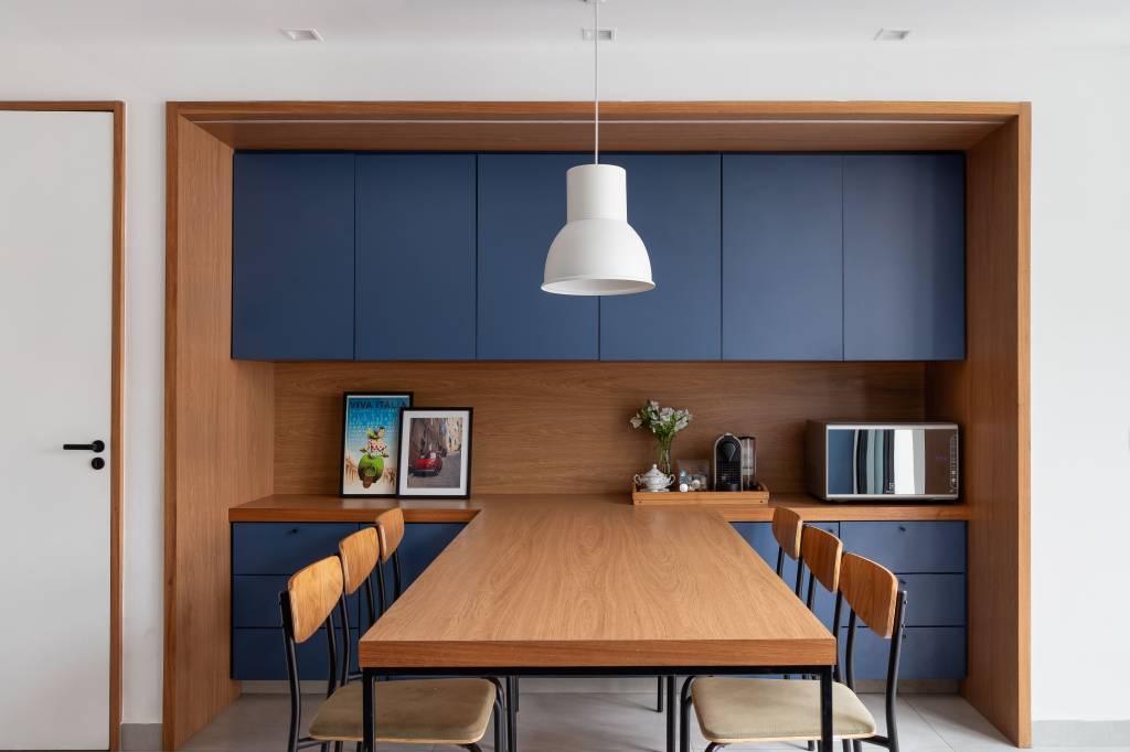 Charmosa casa para família de 5 filhos tem teto de lambri e piso de tábua de ipê. Projeto de A+G Arquitetura.