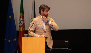 Impedido de se candidatar e acusado de corrupção, Newton apareceu em cartazes de Lisboa: foram retirados por pressão da IL