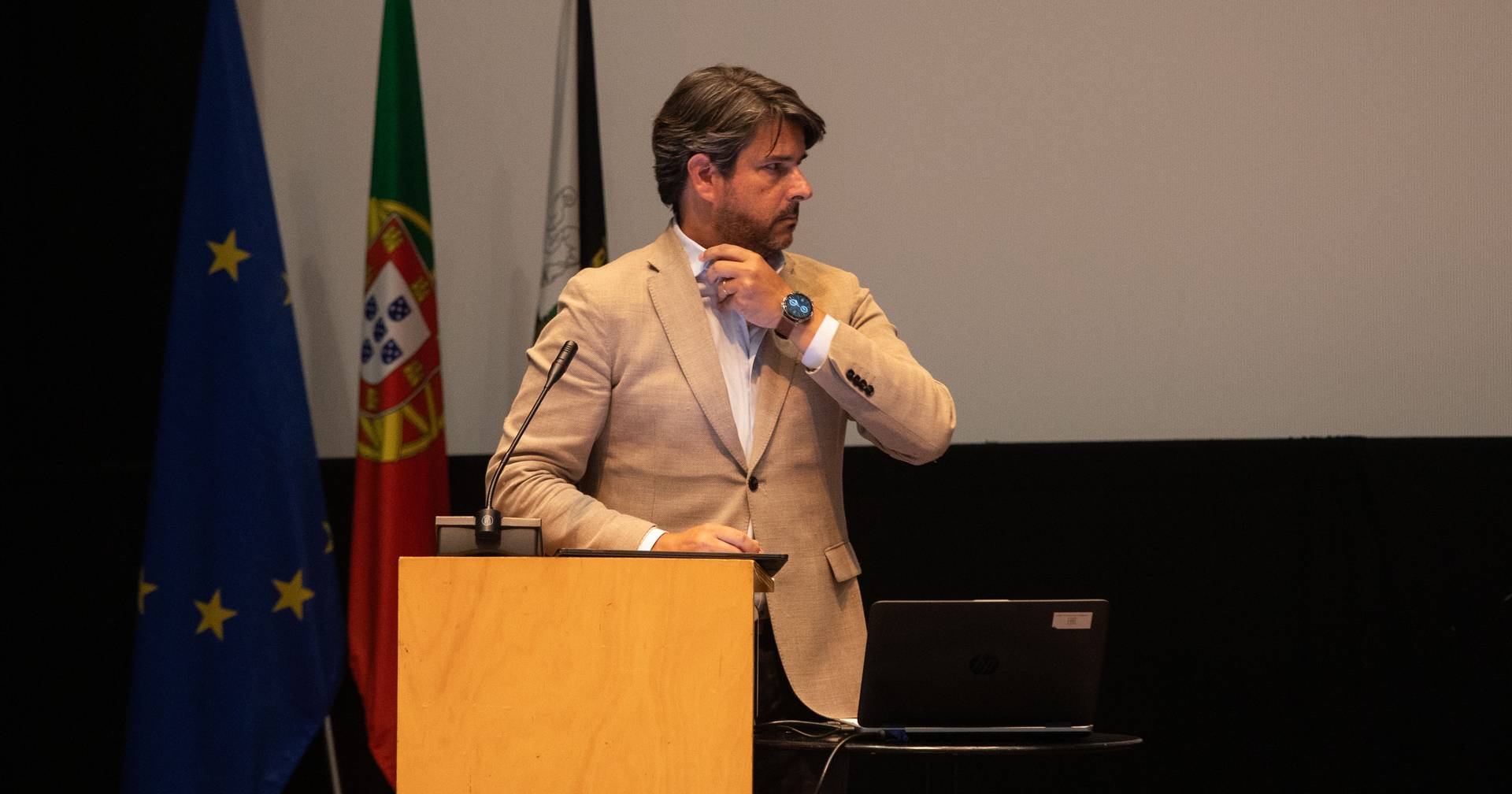 Impedido de se candidatar e acusado de corrupção, Newton apareceu em cartazes de Lisboa: foram retirados por pressão da IL