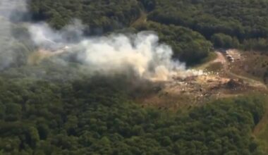 Forte explosão em fábrica de explosivos militares deixa vítimas e alarma moradores em área rural do Tennessee