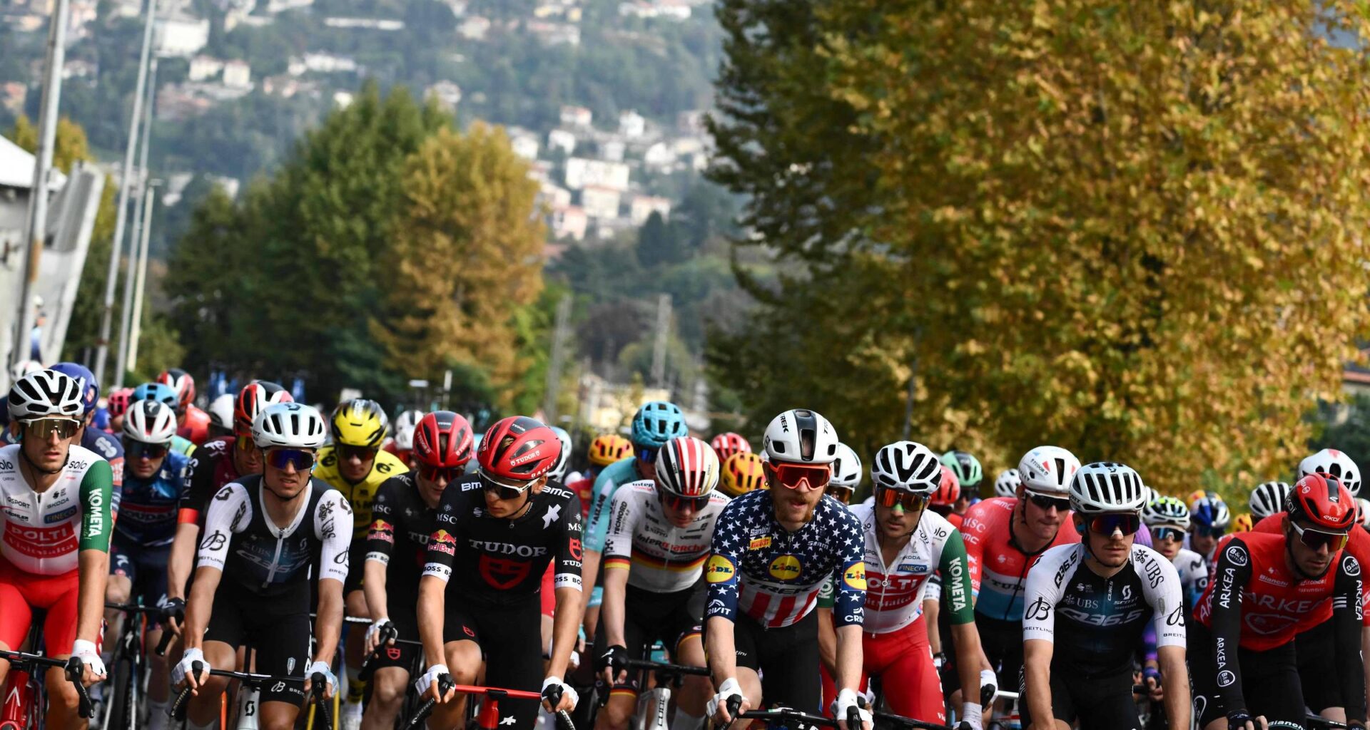 Atletas participam da 119ª edição do Giro di Lombardia; veja fotos de hoje - 11/10/2025 - Imagens do Dia - UOL