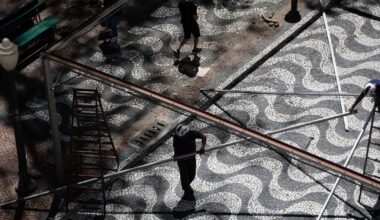Estrutura da 71ª Feira do Livro de Porto Alegre começa a ser montada na Praça da Alfândega