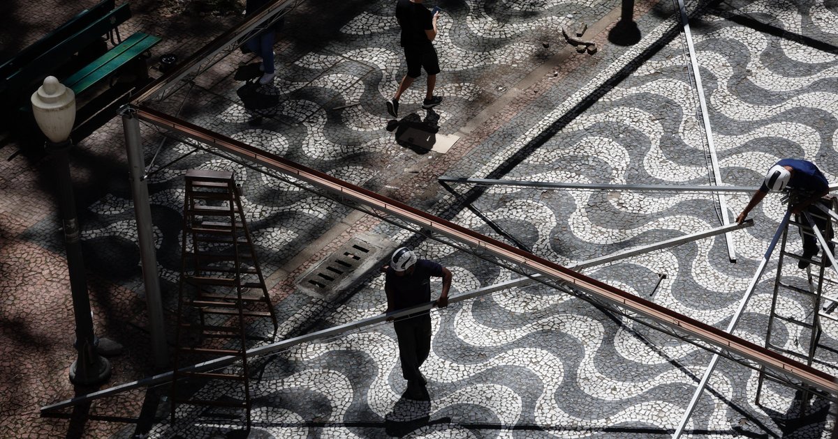 Estrutura da 71ª Feira do Livro de Porto Alegre começa a ser montada na Praça da Alfândega