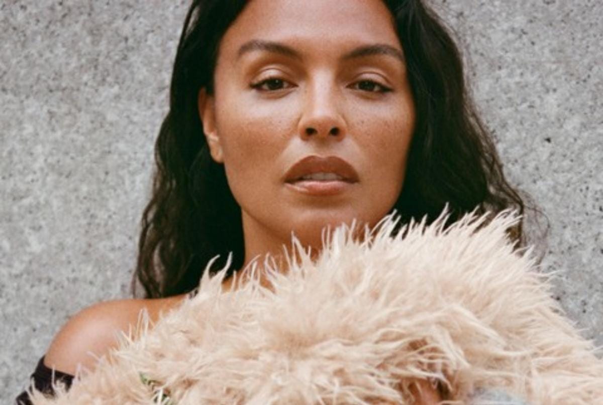 Camisa tendência da Mango Outlet custava 70 euros e agora não chega a 12