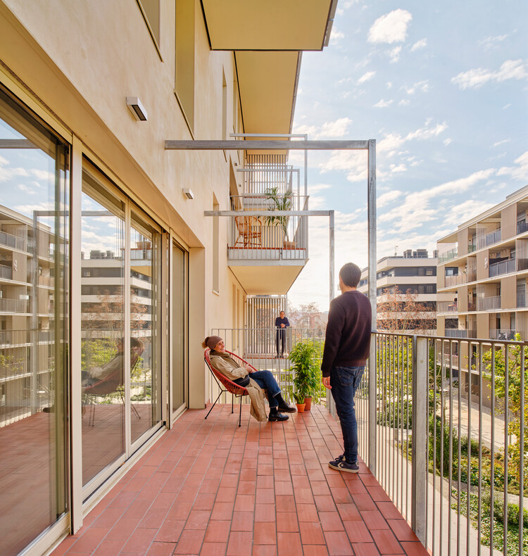 Habitação de Interesse Social – DE PEUS A TERRA i el cap pels núvols / Miel Arquitectos + MARMOLBRAVO + MADhel - Fotografia de Interiores, Balcão, Concreto