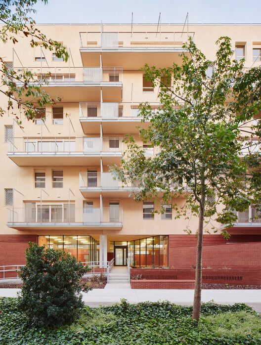 Habitação de Interesse Social – DE PEUS A TERRA i el cap pels núvols / Miel Arquitectos + MARMOLBRAVO + MADhel - Fotografia de Exterior, Balcão