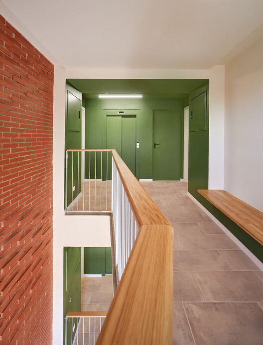 Habitação de Interesse Social – DE PEUS A TERRA i el cap pels núvols / Miel Arquitectos + MARMOLBRAVO + MADhel - Fotografia de Interiores, Madeira