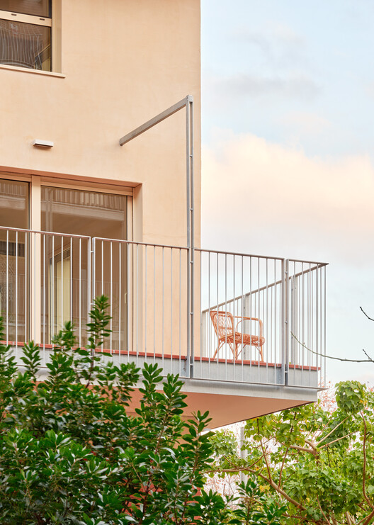 Habitação de Interesse Social – DE PEUS A TERRA i el cap pels núvols / Miel Arquitectos + MARMOLBRAVO + MADhel - Fotografia de Exterior, Corrimão, Balcão