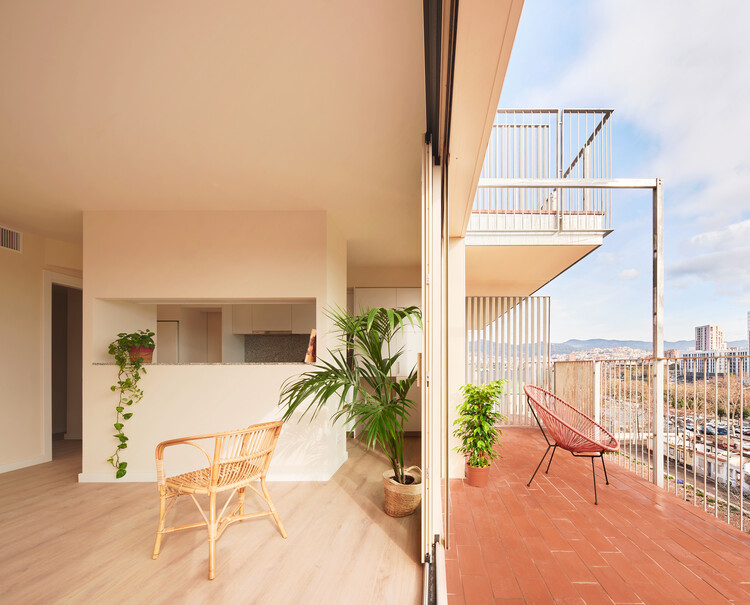 Habitação de Interesse Social – DE PEUS A TERRA i el cap pels núvols / Miel Arquitectos + MARMOLBRAVO + MADhel - Fotografia de Interiores, Balcão