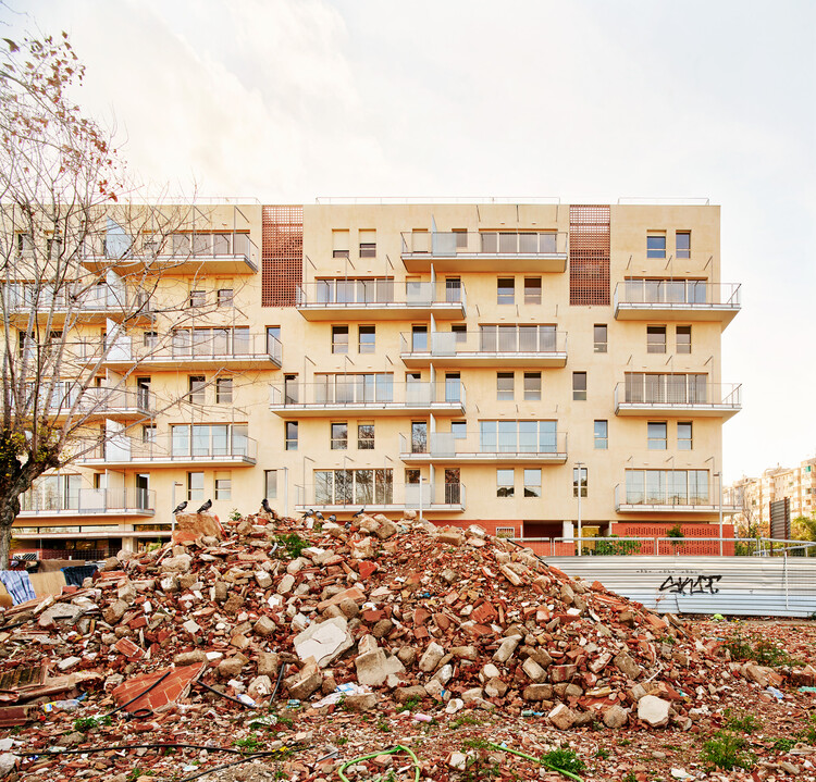 Habitação de Interesse Social – DE PEUS A TERRA i el cap pels núvols / Miel Arquitectos + MARMOLBRAVO + MADhel - Fotografia de Exterior, Fachada, Balcão, Concreto