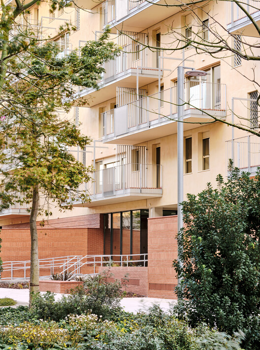 Habitação de Interesse Social – DE PEUS A TERRA i el cap pels núvols / Miel Arquitectos + MARMOLBRAVO + MADhel - Fotografia de Exterior, Fachada, Balcão