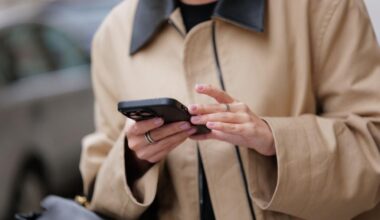 Esquece o branco leitoso, agora as unhas querem-se nestas cores