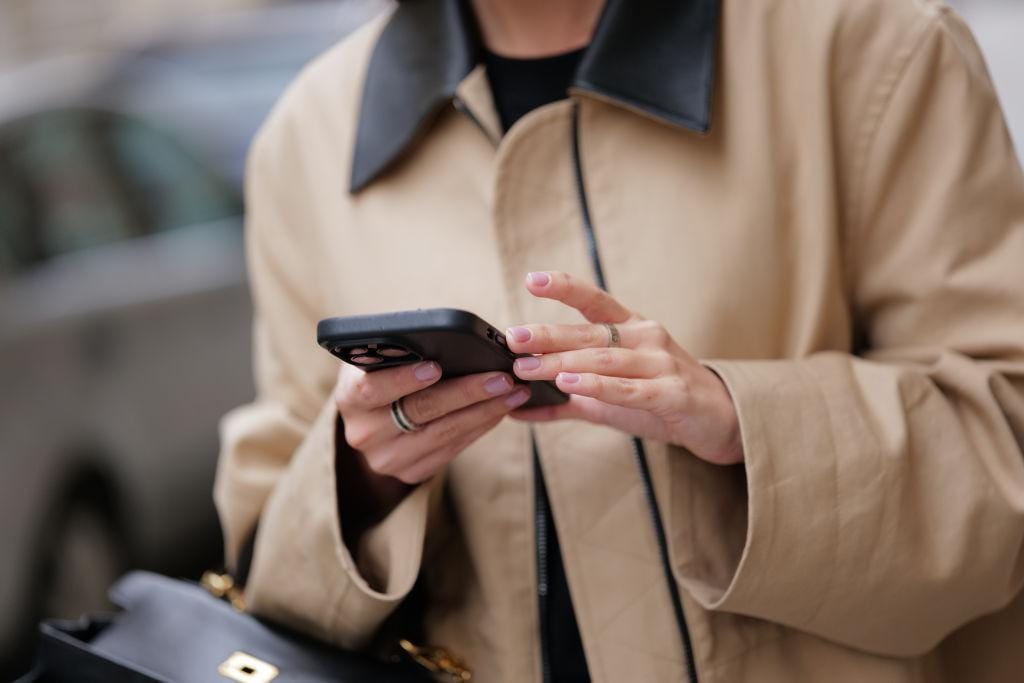 Esquece o branco leitoso, agora as unhas querem-se nestas cores