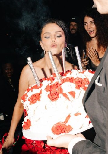 Selena Gomez sopra velas de aniversário durante festa — Foto: Reprodução/Instagram