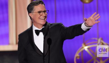 "Pessoal, tenho uma notícia importante para partilhar", anuncia Stephen Colbert