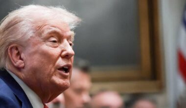Trump avisa Hamas para entregar armas ou será desarmado de "forma rápida e talvez violenta"