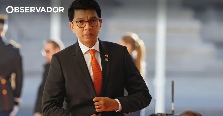 Militares tomam poder após destituição do Presidente – Observador