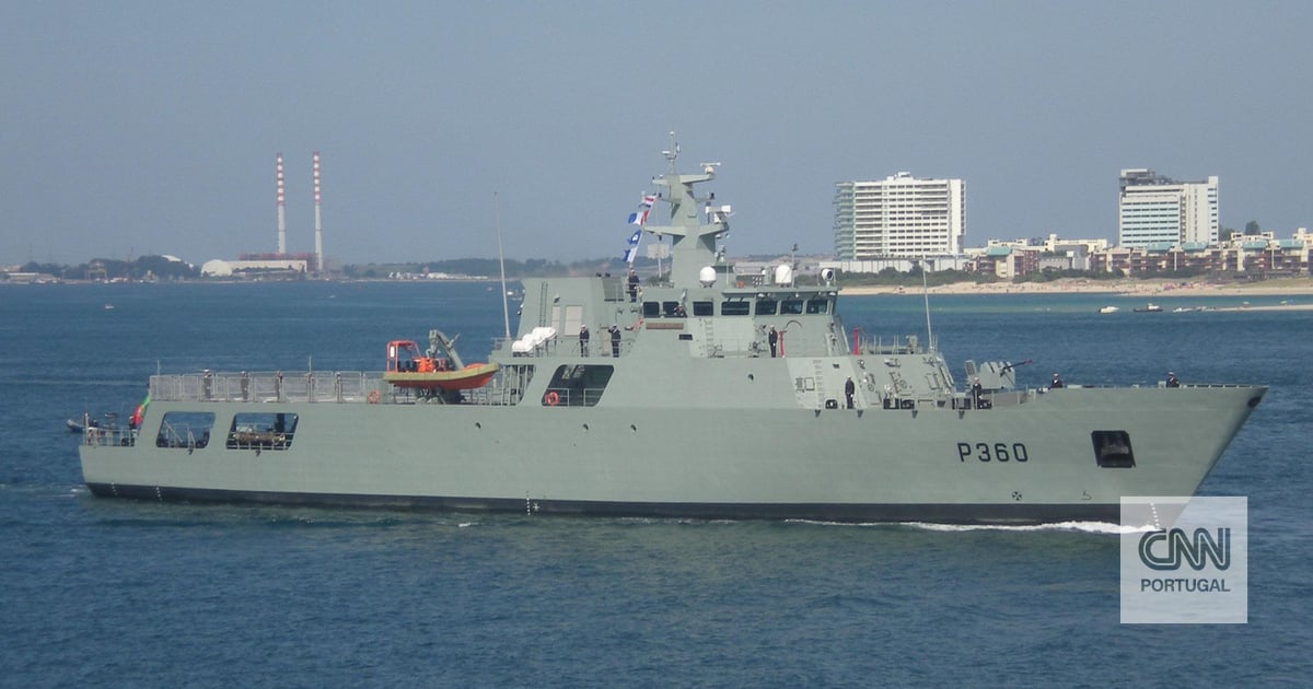 Navio da Marinha dispara "munição inerte" durante preparativos de largada e atinge barco atracado no porto