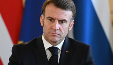 “Síndrome de Jesus presidencial” e “forma de loucura política”: quem não quer a demissão de Emmanuel Macron?