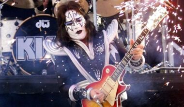 Morre Ace Frehley, guitarrista do Kiss, aos 74 anos