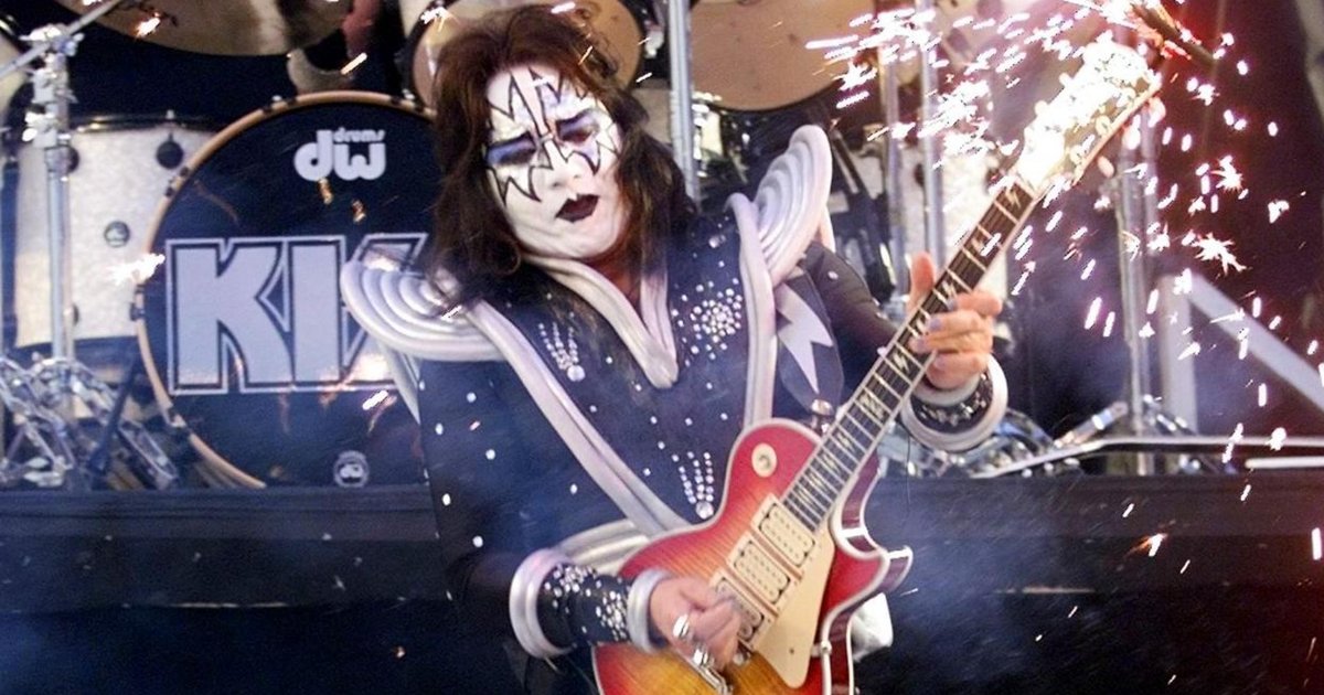 Morre Ace Frehley, guitarrista do Kiss, aos 74 anos