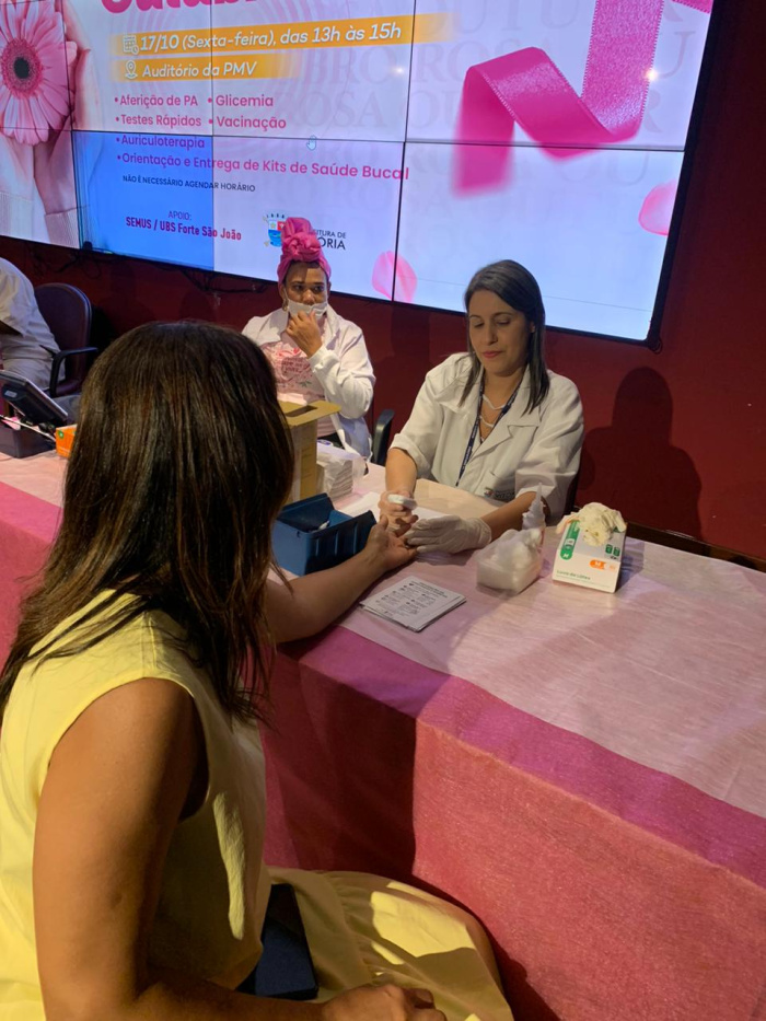 Prefeitura de Vitória realização ação de Outubro Rosa voltada para os servidores públicos