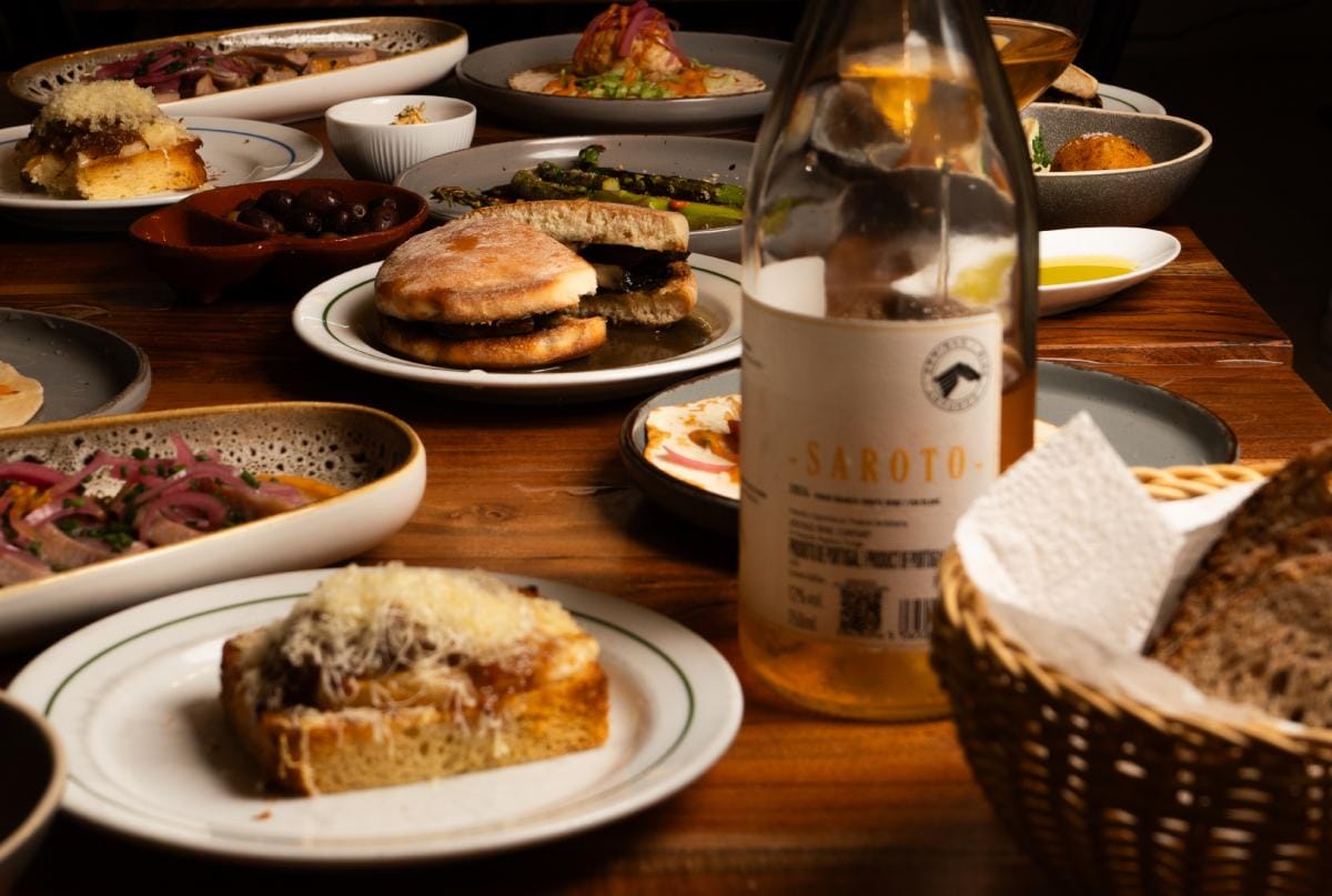 Se parares em Alverca, senta-te nesta taberna onde "nada é escolhido ao acaso"