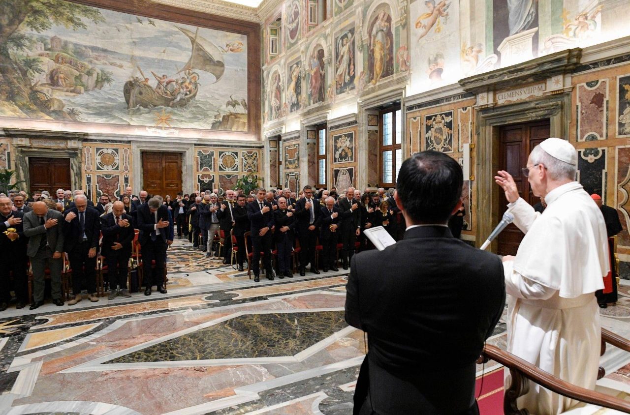 O Papa: a usura é um pecado muito grave, é um fardo que sufoca