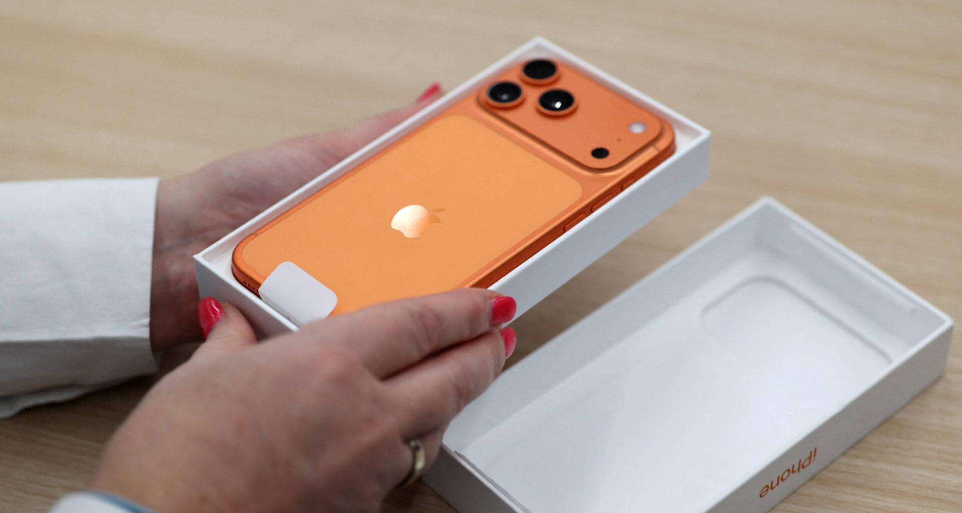 Redesenho do iPhone 17 impulsiona vendas da Apple - 19/10/2025 - Mercado