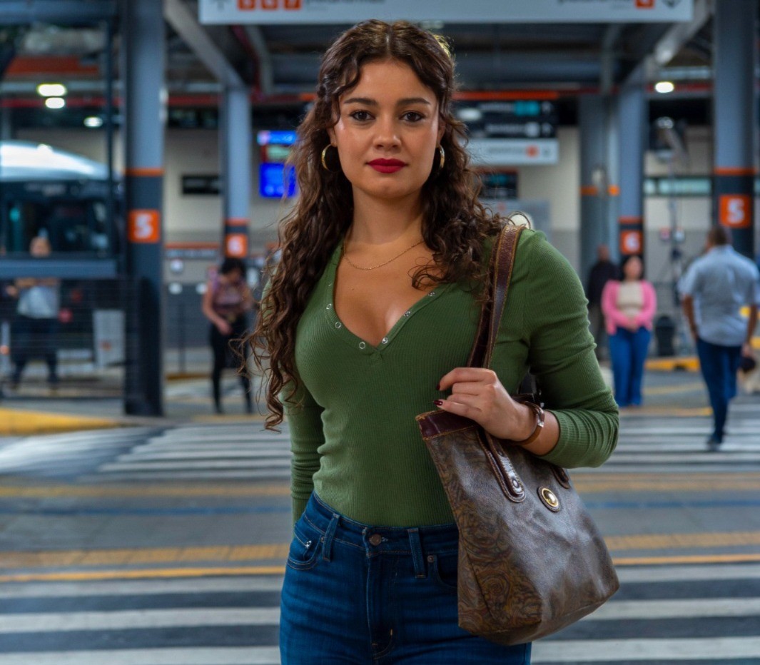 Gerluce (Sophie Charlotte) é a mocinha da história. Mãe solo e cuidadora de Josefa (Arlete Salles) na casa de Arminda (Grazi Massafera), ela descobre o esquema de falsificação de remédios de Ferette (Murilo Benício) e decide fazer justiça— Foto: Globo/ Estevam Avellar