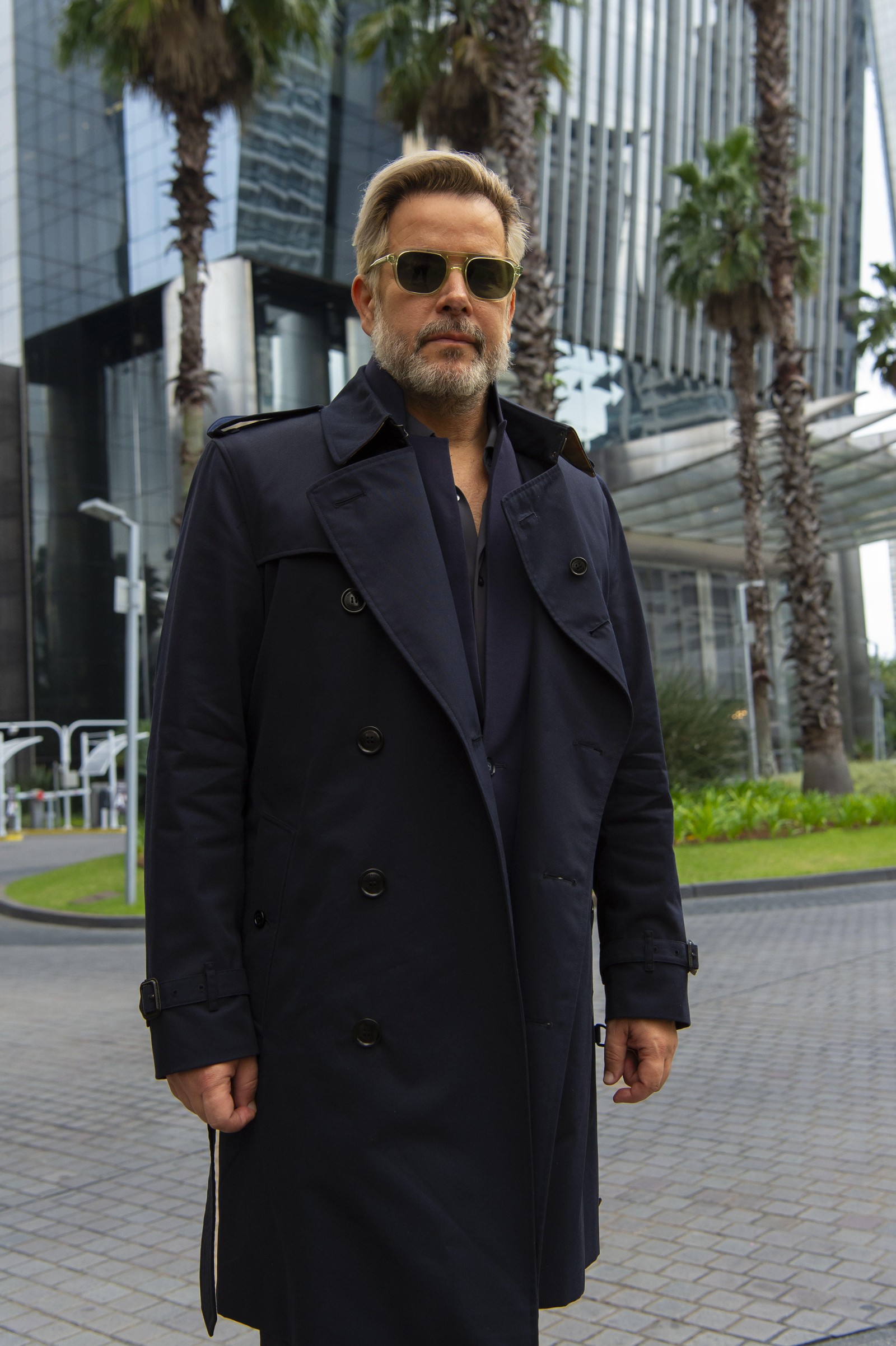 Santiago Ferette (Murilo Benício) é um falso benfeitor. Ele é chefe de um esquema criminoso e altamente lucrativo, que vende os medicamentos verdadeiros no mercado paralelo e entrega remédios sem efeito aos pobres — Foto: Globo/ Estevam Avellar