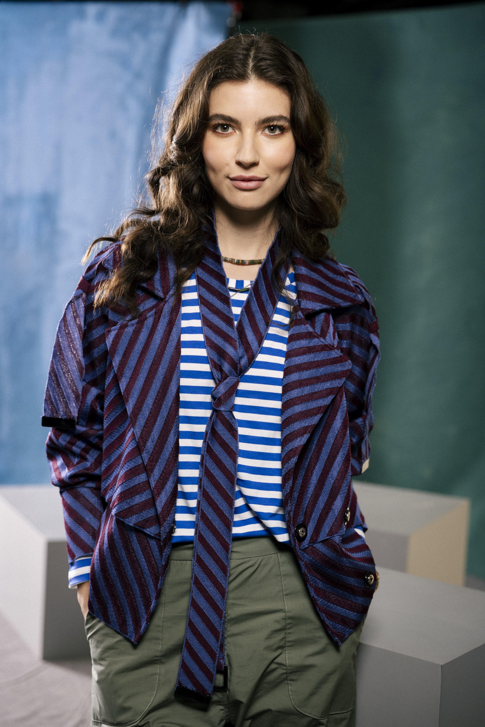 Lorena (Alanis Guillen) é filha de Ferette (Murilo Benício) e está sempre contra o pai. Tem ideias feministas e não concorda com o estilo de vida luxuoso da família — Foto: Globo/ Victor Pollak