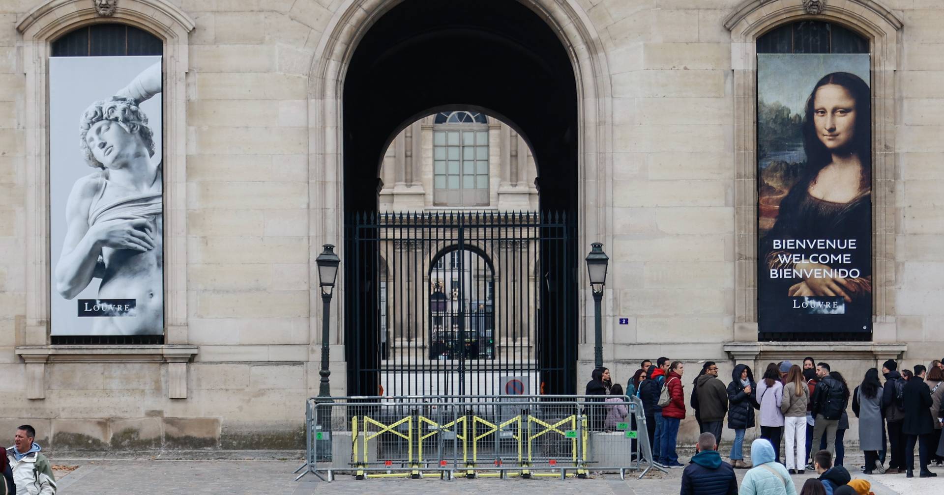 Um galerista luso-francês com vista para o Louvre: “Dentro do museu, a segurança é ao mais alto nível, mas no exterior não há quem o vigie” - Expresso