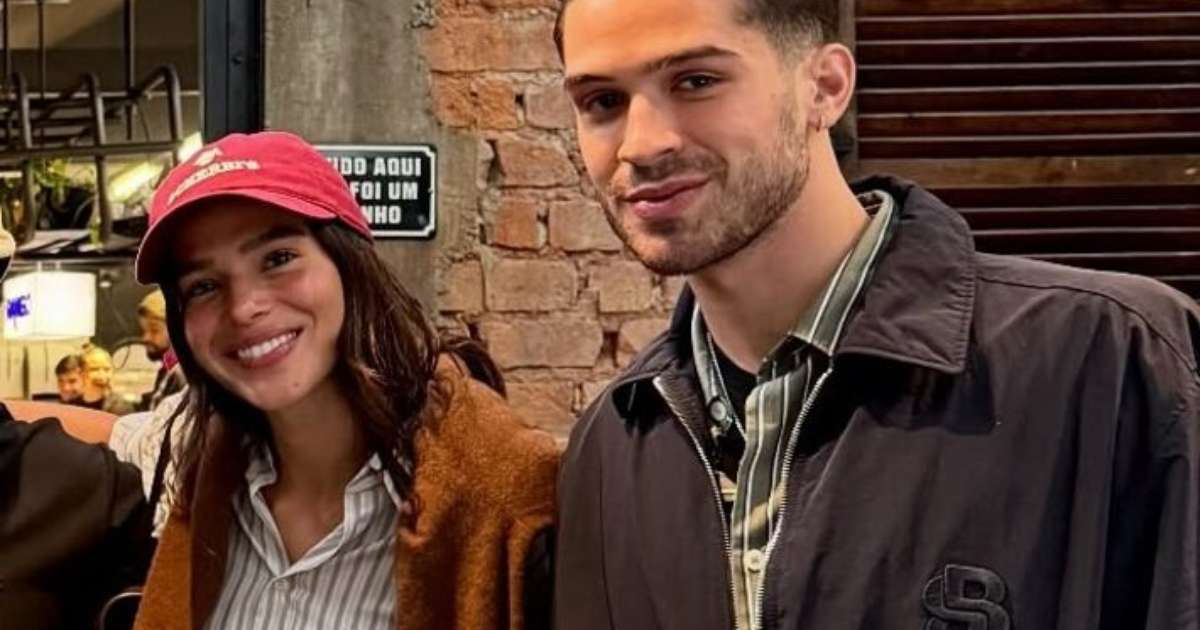 Bruna Marquezine e João Guilherme surgem juntos em foto compartilhada por chef de restaurante