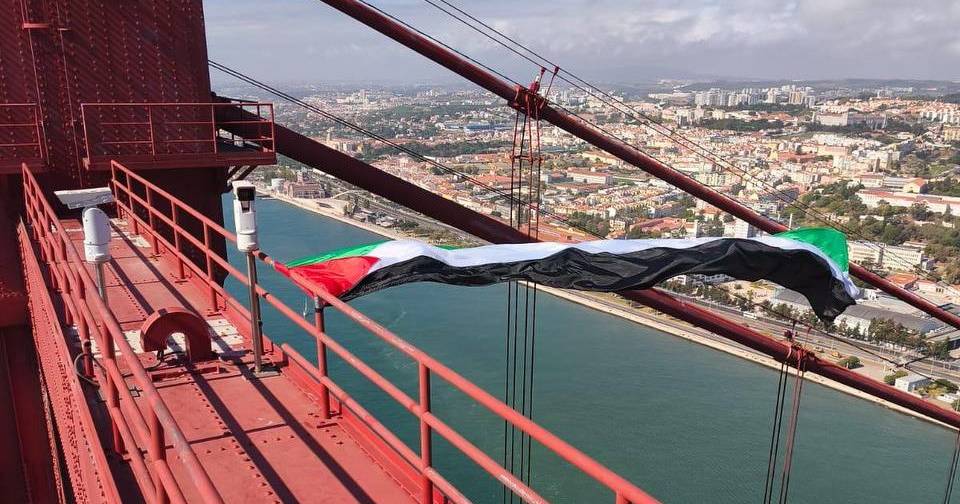 Ativista escala ponte 25 de Abril para colocar bandeira da Palestina e acaba detido pela polícia