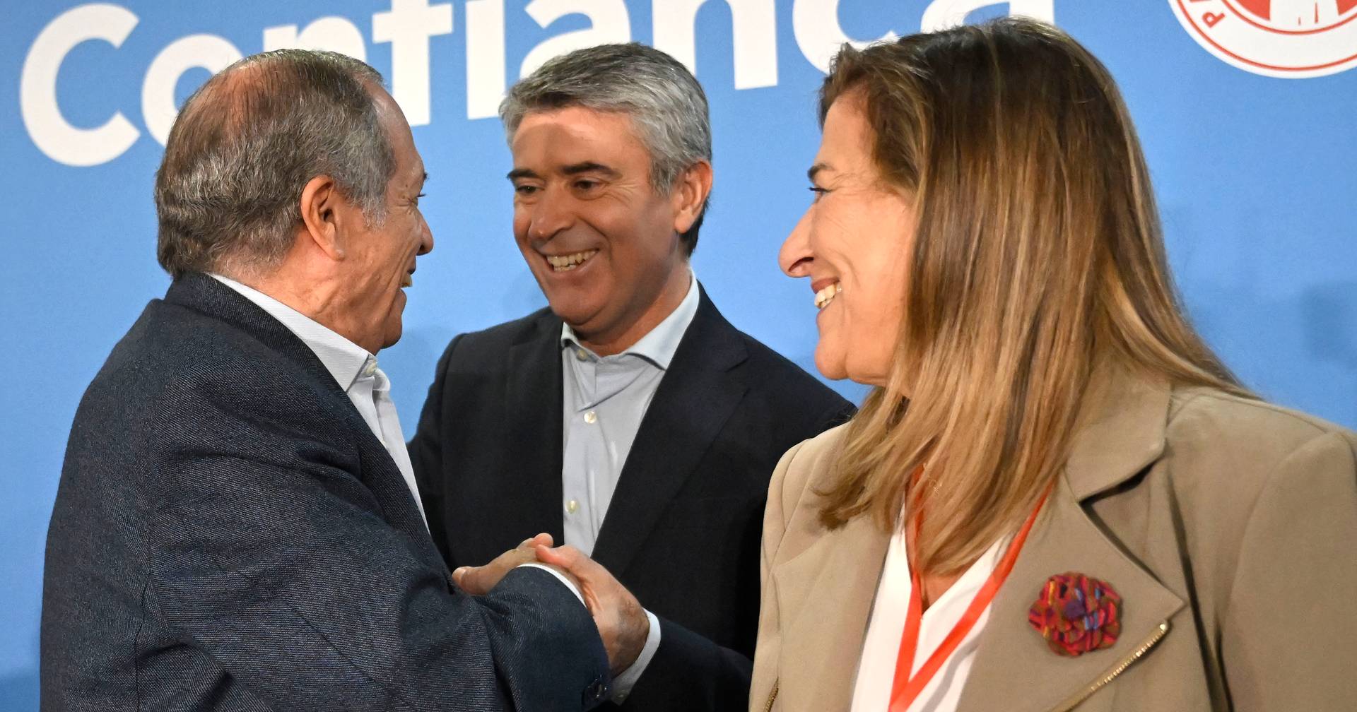 Carlos César diz que apoio formal a Seguro "esgota participação" do PS