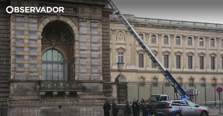 Louvre vai continuar fechado após assalto – Observador