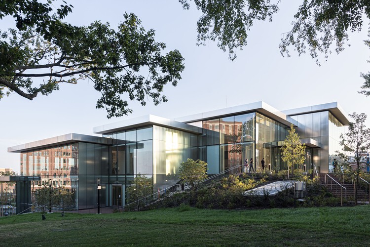 Centro Estudantil Bloomberg/ BIG + Rockwell Group + Michael Van Valkenburgh Associates - Fotografia de Exterior