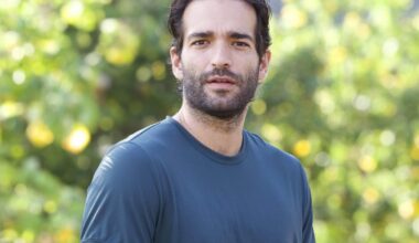 Após viver Afonso em "Vale Tudo", Humberto Carrão curte férias em Pelotas