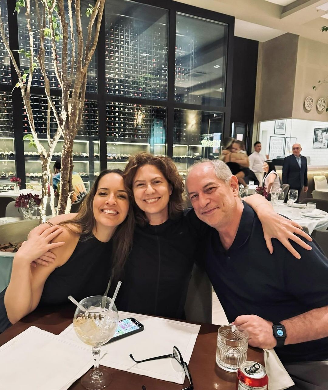 Patrícia Pillar e Ciro Gomes ficaram juntos por 12 anos. O relacionamento chegou ao fim em 2011, mas eles continuam amigos. A atriz postou, recentemente, uma foto com o político e sua atual mulher, Giselle Bezerra