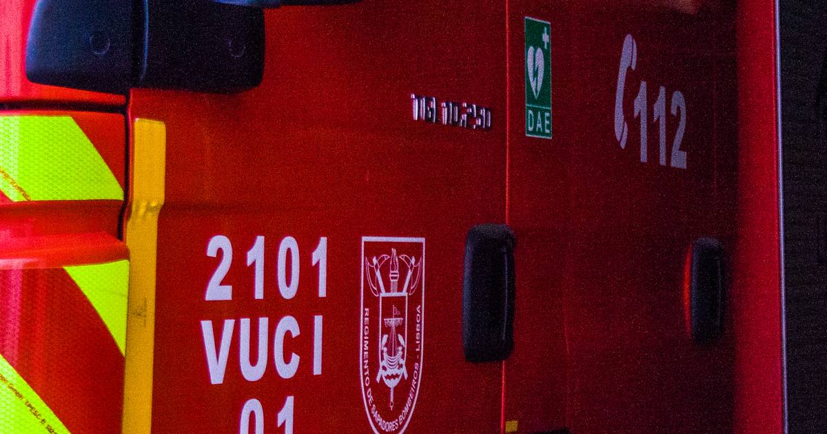 Dois bombeiros feridos em incêndio numa loja em Setúbal