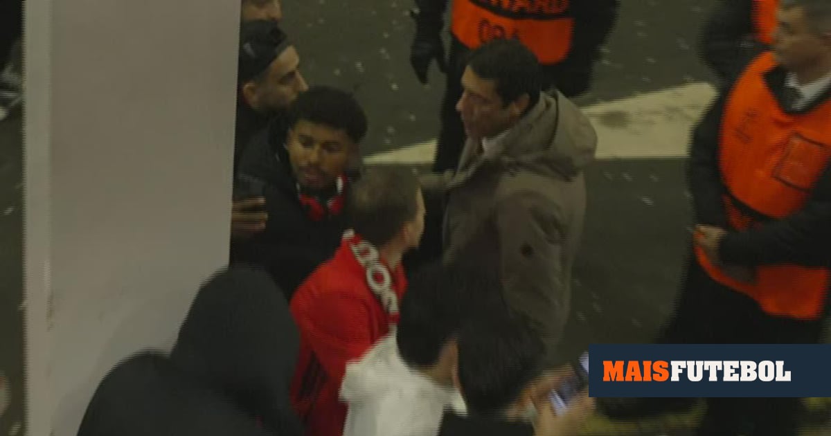 Rui Costa conversa e tira selfies com adeptos do Benfica após a derrota em Newcastle - Maisfutebol