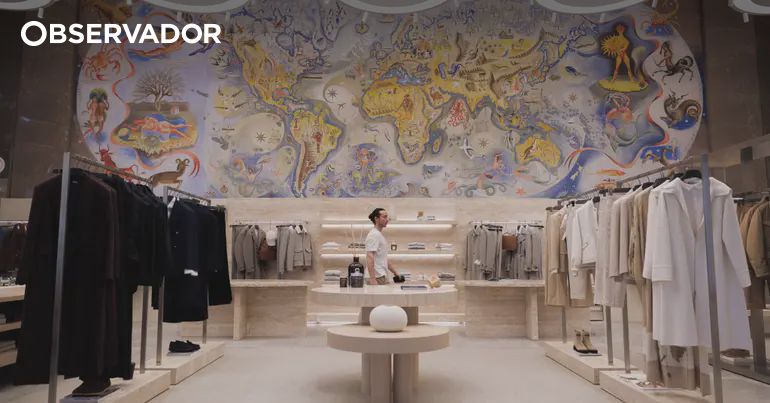 Eleventy Milano. O "quiet luxury" no átrio do edifício do DN – Observador