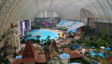 Maior edifício do mundo tem 1,76 milhão de m² de área construída e céu que escurece